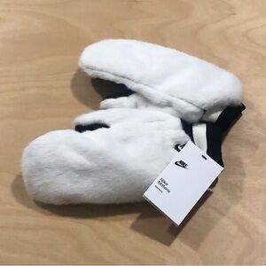 NWT Nike Plush Mittens White Black Contrast Elastic Band Womens M/L.